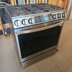 The same gas range, photo 1 of 5