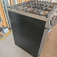 The same gas range, photo 2 of 5