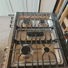 The same gas range, photo 3 of 5